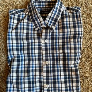 Men’s shirt sleeve plaid shirt.